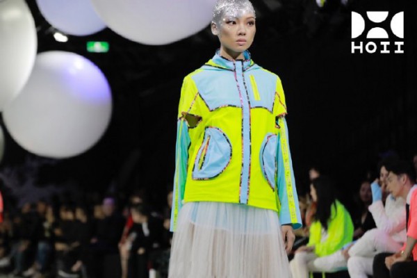 众星云集2020 HOII后益春夏新品发布会 穿过巨石阵 浩瀚太空的黑色秀场