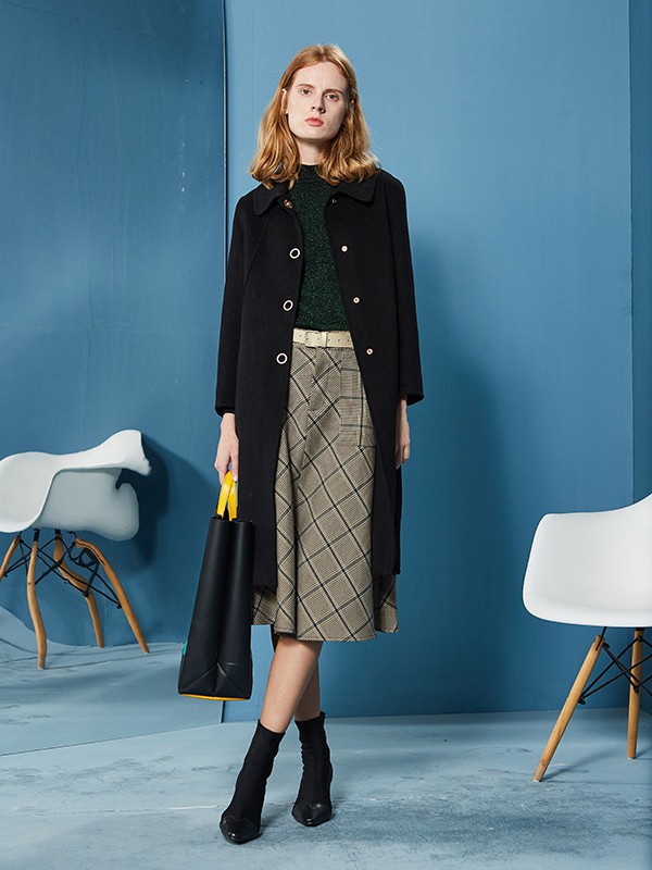 灰色大衣配什么颜色的内搭 冬日中长款大衣搭配推荐