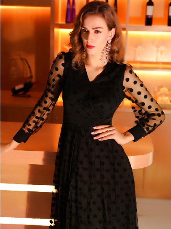 参加宴会穿什么不会出错  黑色连衣裙尽显成熟女人味