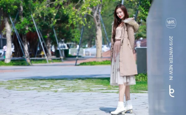 什么颜色的外套比较流行 冬日如何穿搭时尚又保暖