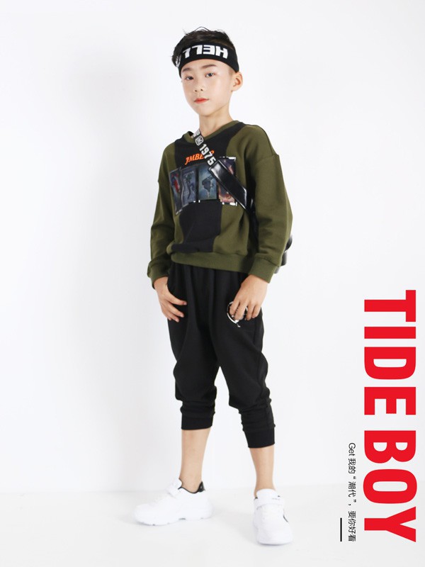 冬季套头卫衣里面可以穿什么衣服 橙色卫衣配什么颜色