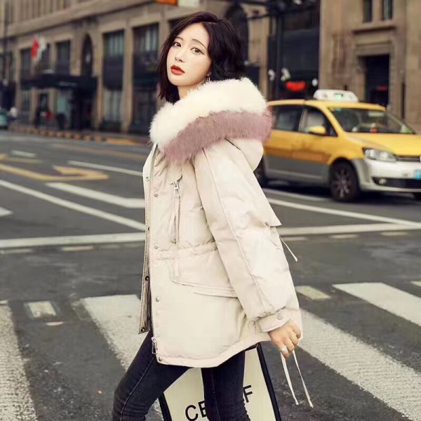 爱依莲女装店最新冬装羽绒服系列 再现换季门店销售波峰