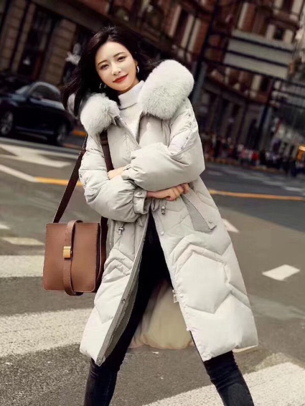 爱依莲女装店最新冬装羽绒服系列 再现换季门店销售波峰