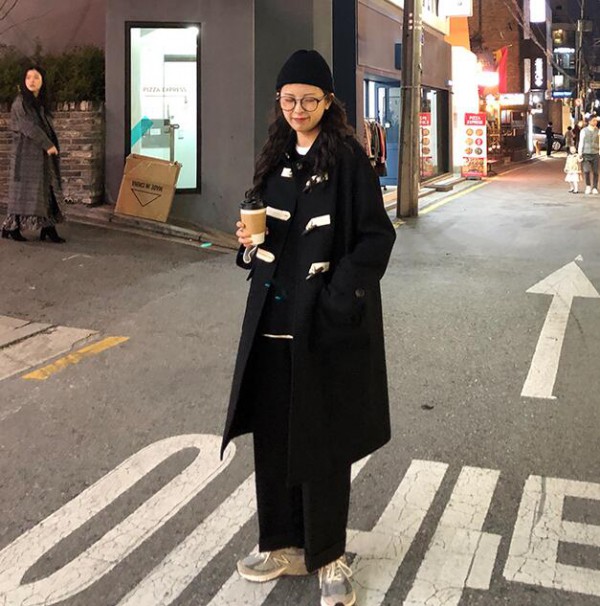 黑色牛角扣大衣要怎么穿 冬日减龄好看的牛角扣大衣