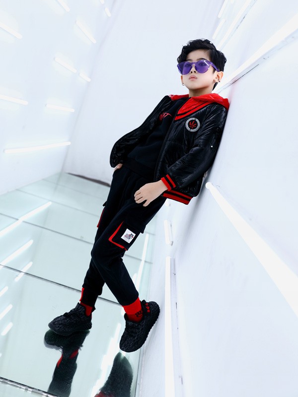 束脚裤配呢子外套好看吗 黑色束脚裤配什么衣服