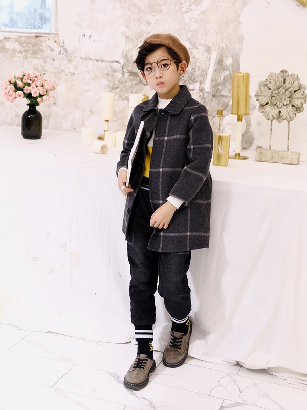 束脚裤配呢子外套好看吗 黑色束脚裤配什么衣服