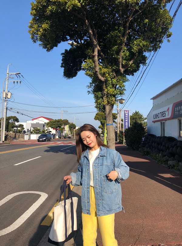 灯芯绒裤子好看吗 冬日灯芯绒裤子配什么衣服