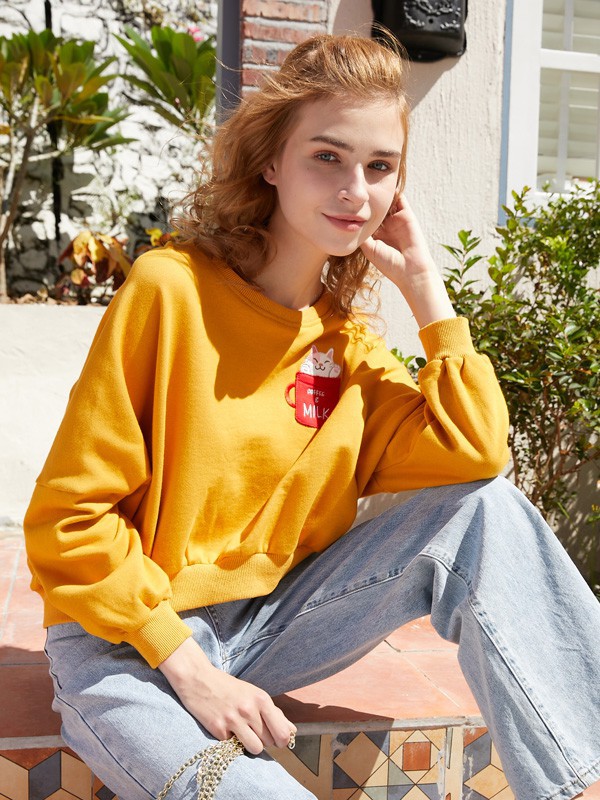 橘色套头毛衣好看吗 冬日穿亮色内搭怎么样