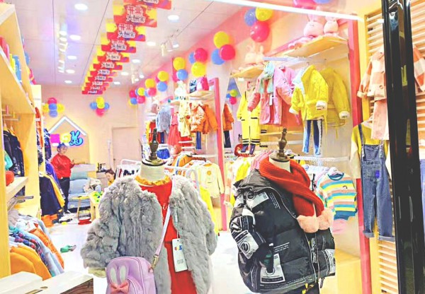 童装加盟选芭乐兔 恭喜梁女士的加盟店开业大吉
