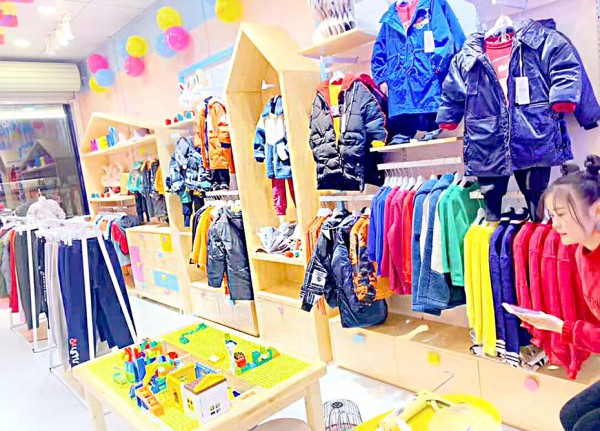 童装加盟选芭乐兔 恭喜梁女士的加盟店开业大吉