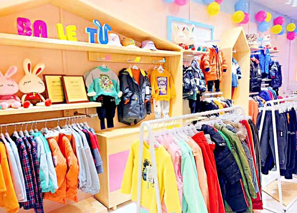 童装加盟选芭乐兔 恭喜梁女士的加盟店开业大吉