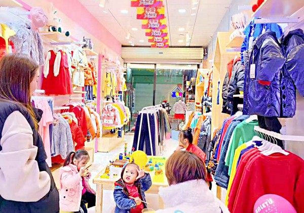 童装加盟选芭乐兔 恭喜梁女士的加盟店开业大吉