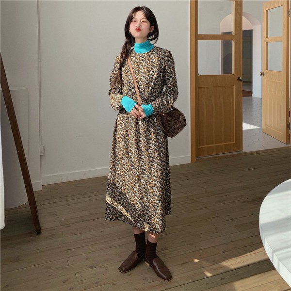 碎花裙怎么穿好看 碎花连衣裙与高领打底衫撞色