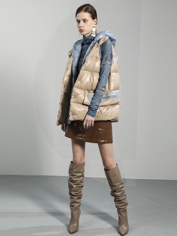 短款羽绒服搭配半身裙好看吗