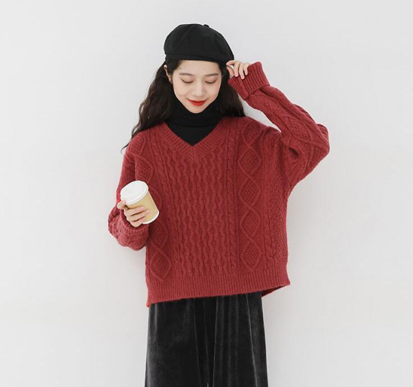 纯色毛衣怎么穿好看  冬日纯色毛衣怎么穿能够胜人一筹