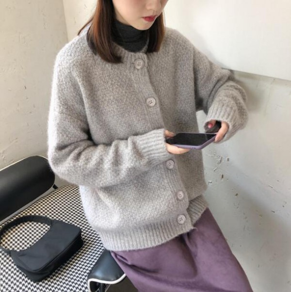 纯色毛衣怎么穿好看  冬日纯色毛衣怎么穿能够胜人一筹