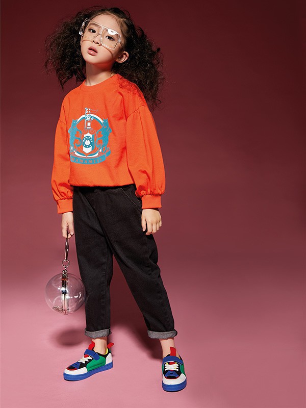 粉色卫衣配什么裤子好看 小女孩穿什么卫衣比较时尚