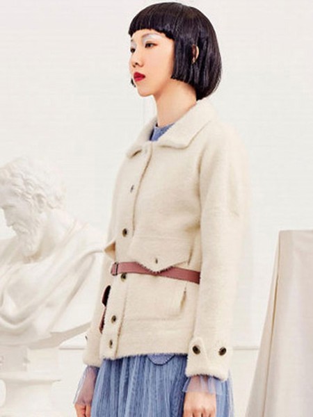 邻家女孩的衣服贵不贵 米色衣服配什么颜色好看