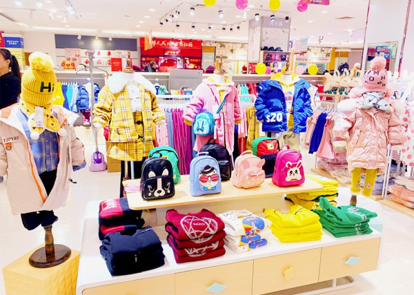 童装加盟选芭乐兔  恭喜张女士加盟店即将开业大吉