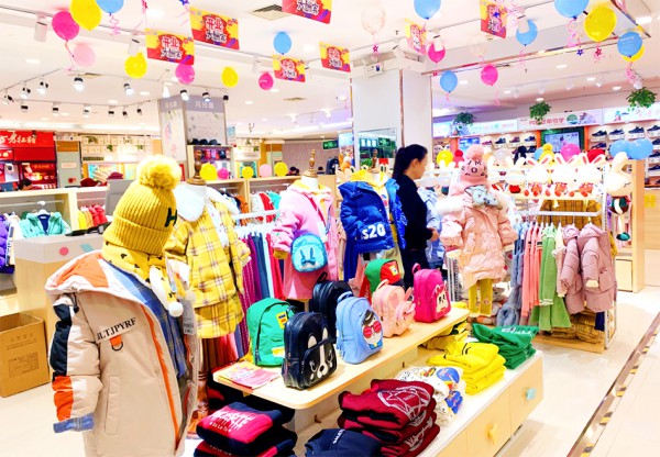 童装加盟选芭乐兔  恭喜张女士加盟店即将开业大吉