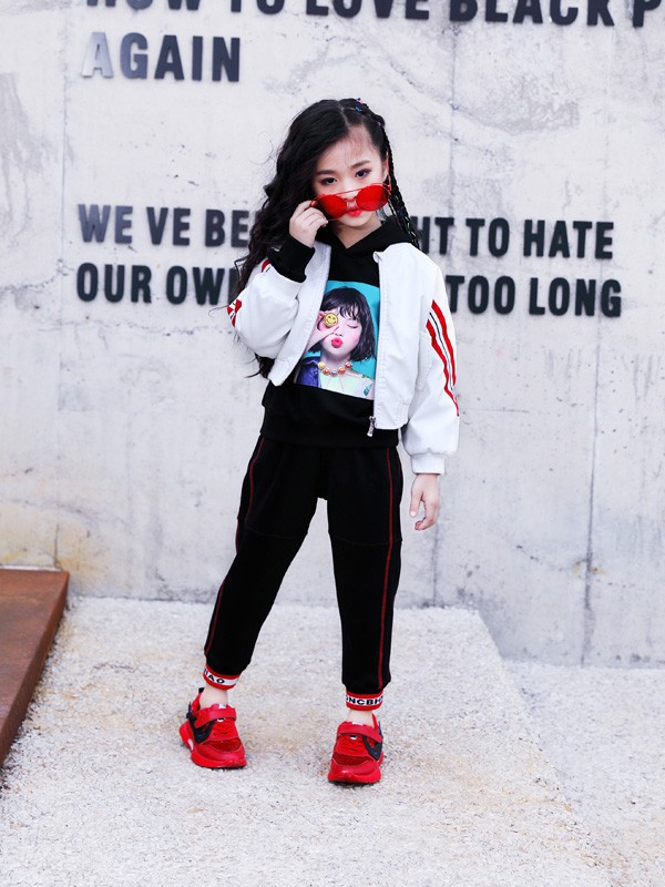 黑色束脚裤配什么衣服好看 儿童束脚运动裤搭配