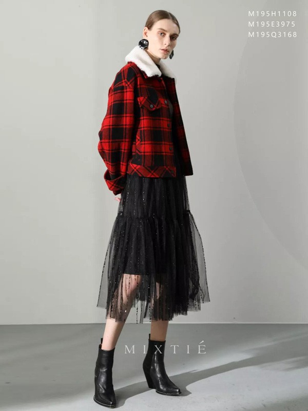 今年流行穿什么样的红色外套 红色羽绒服怎么搭配下装