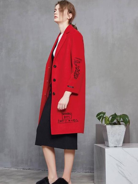 红色外套好不好看 搭配什么样的衣服合适