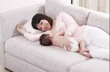 正确的哺乳姿势