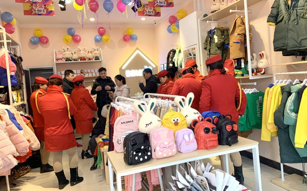 童装加盟选芭乐兔   恭喜崔美女的芭乐兔童装加盟店火爆开业