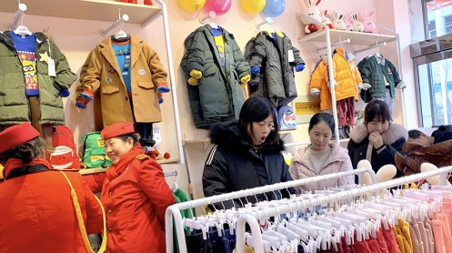 童装加盟选芭乐兔   恭喜崔美女的芭乐兔童装加盟店火爆开业