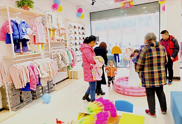 童装加盟选芭乐兔  预祝张女士的加盟店开业大吉