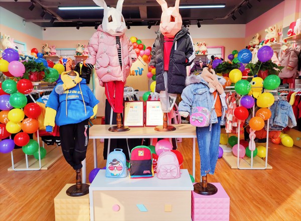 童装加盟选芭乐兔   恭喜刘女士的加盟店开业大吉