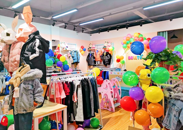 童装加盟选芭乐兔   恭喜刘女士的加盟店开业大吉