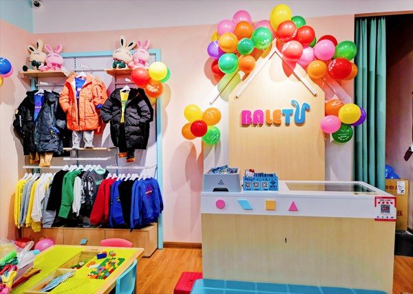 童装加盟选芭乐兔   恭喜刘女士的加盟店开业大吉