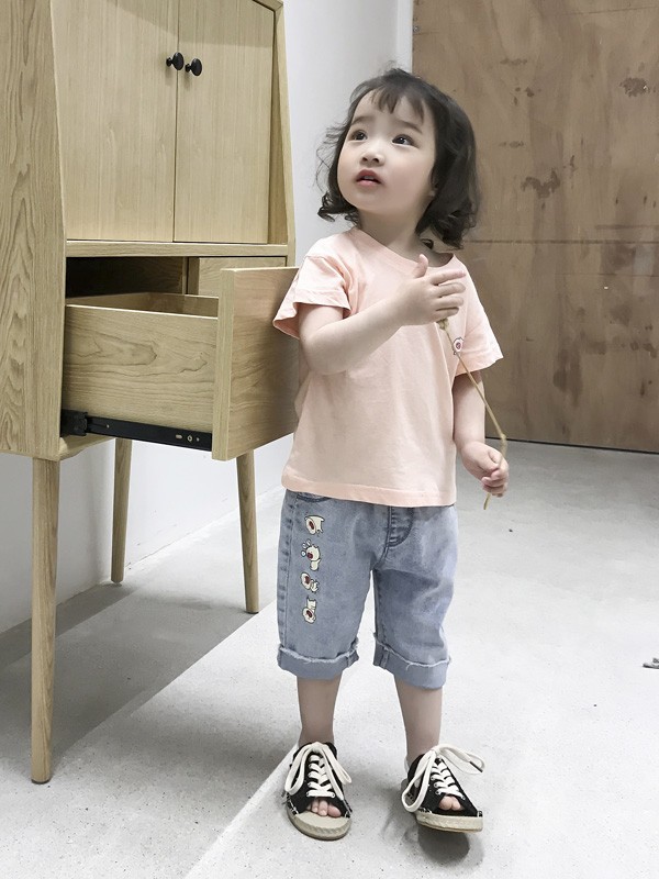 怎么运用简约的单品打造时尚童装造型 妹妹恩倪为你支招