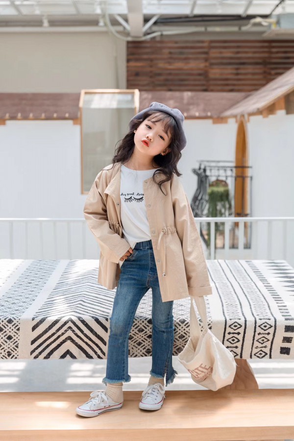 秋季牛仔裤配什么上衣好看 蓝色牛仔裤配风衣好看吗