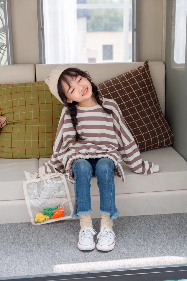 秋季牛仔裤配什么上衣好看 蓝色牛仔裤配风衣好看吗