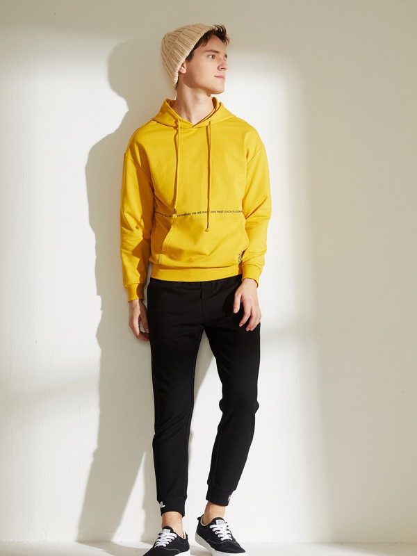 男生卫衣怎么搭配好看 黄色卫衣配黑色裤子好看吗