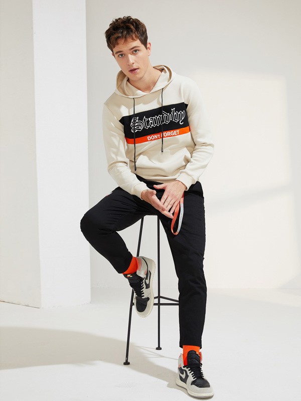 男生卫衣怎么搭配好看 黄色卫衣配黑色裤子好看吗