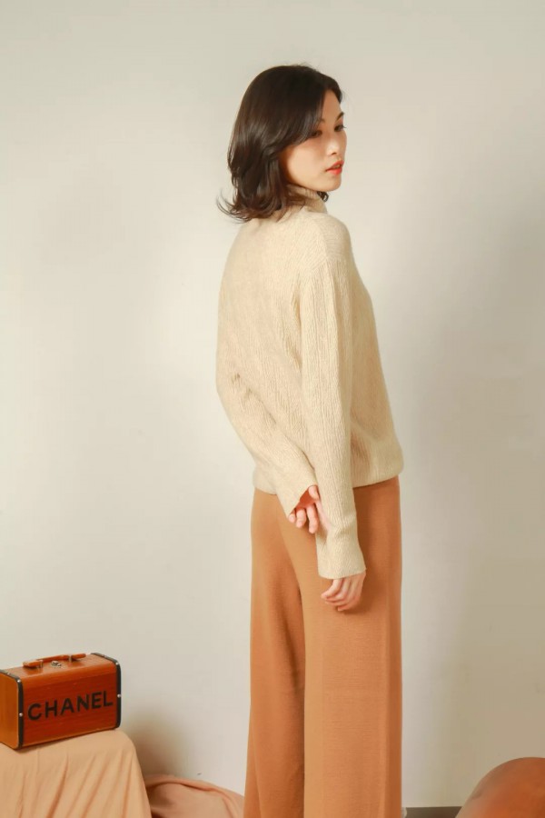 卡蔓女装新品上市 气质复古风穿搭