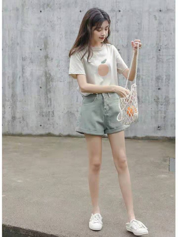 T恤女生怎么选 T恤怎么穿搭出时尚感