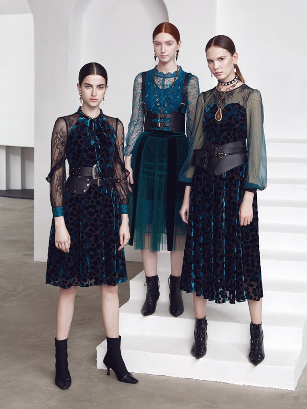 闺蜜相同颜色外套里面怎么搭配 秋季闺蜜装有哪些款式好看