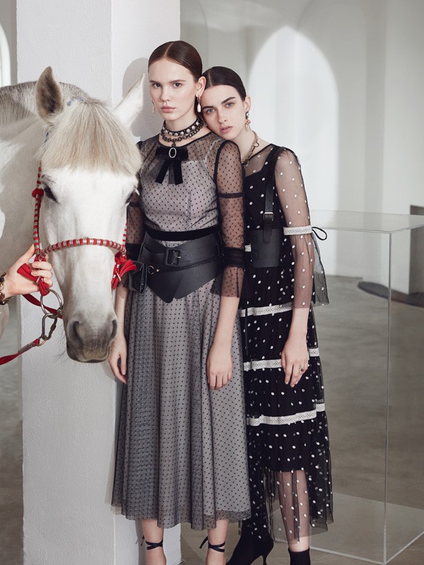 闺蜜相同颜色外套里面怎么搭配 秋季闺蜜装有哪些款式好看