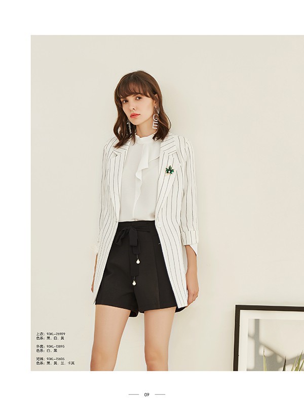 秋装短款外套下身怎么搭配好看 秋季小西装外套里面配什么衣服