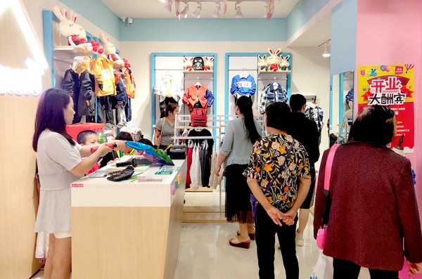 童装加盟店哪个好?芭乐兔童装新店试营业人气高