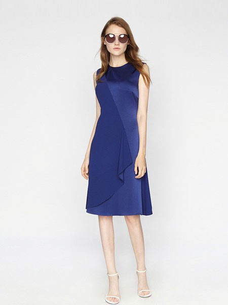 有一款“女人味”的裙子 叫背心裙