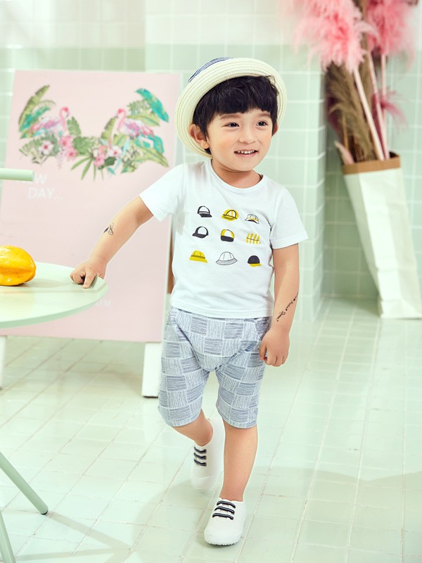 小男孩夏日清新穿搭 这样穿可爱又活泼