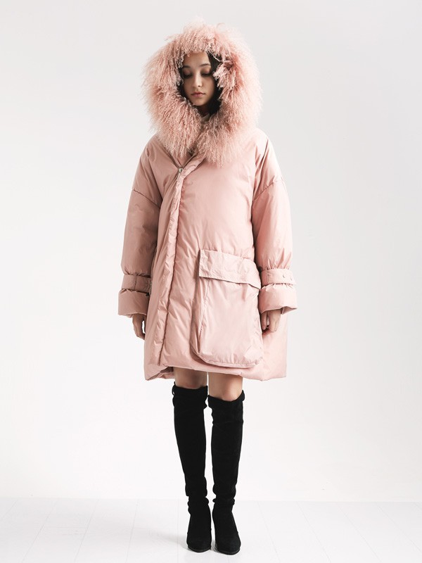 粉色羽绒服怎么搭配 粉色羽绒服搭配长筒靴好看吗