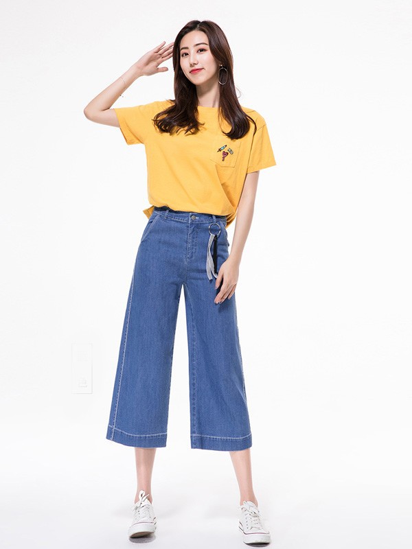 短袖搭配什么下装好看 逸阳呈现时尚穿搭