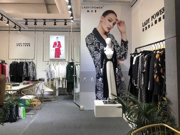 2019CHIC秋季展为您隆重展示LADY POWER 只为女人做西装